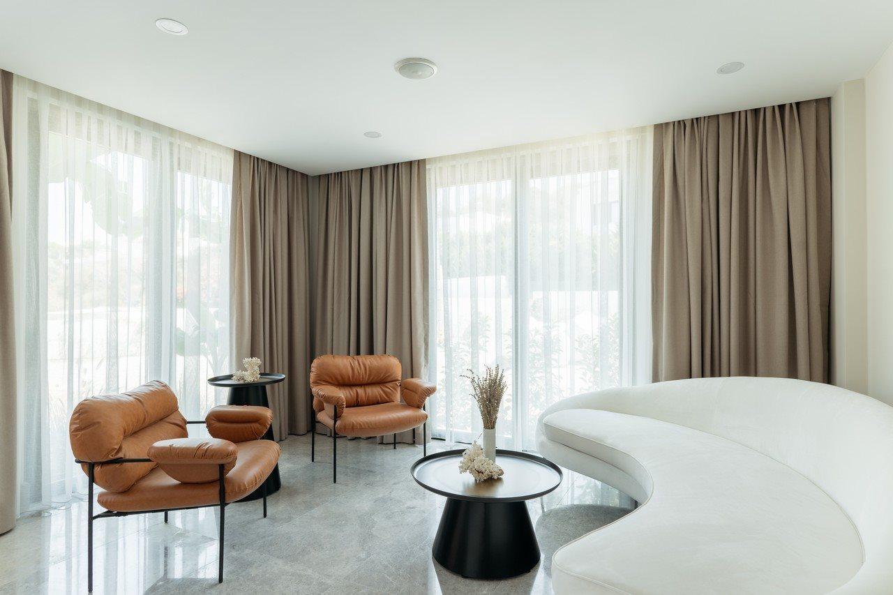 גומושלוק Astrid Hotel מראה חיצוני תמונה